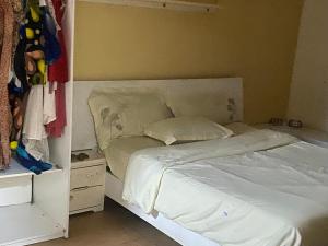 丘达德马拉波Piso的卧室配有白色的床和衣柜。