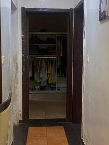 丘达德马拉波Piso的敞开的衣橱门，里面放着衣服