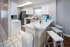 Køkken eller tekøkken på The Palms 505 Gulf Front condo Direct Beach View