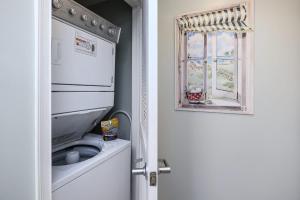 una cucina con frigorifero e finestra di Waters Edge 102 Large 1st floor condo a Fort Walton Beach Altre 36 foto