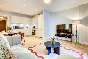 ein Wohnzimmer mit Sofa und Tisch in der Unterkunft Amity Moonbirds by Artsy in Raynes Park + 31 Fotos