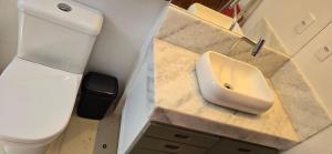 Phòng tắm tại Apartamento Areia Branca +20 ảnh