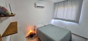 Giường trong phòng chung tại Apartamento Areia Branca