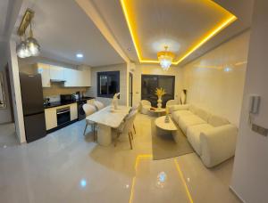 マルティルにあるAppartement haut standing 2 chambres piscine Martilのソファとテーブルのあるリビングルーム