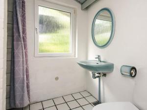 8 person holiday home in Ørsted-By Traum في كارا: حمام مع حوض و مرآة و مرحاض