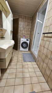een badkamer met een wasmachine in de hoek bij Apartment Wildgrund in Siegen