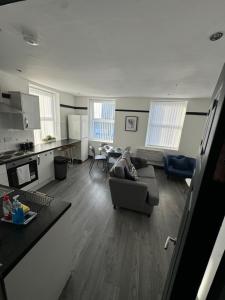 ein großes Wohnzimmer mit Couch und Küche in der Unterkunft The residency appartment's in Litherland + 7 Fotos