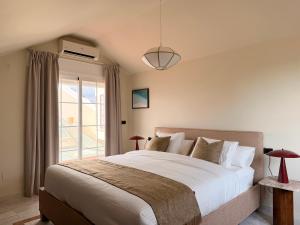 een slaapkamer met een groot bed en een raam bij CASABA - Boutique - Torre del Mar in Torre del Mar