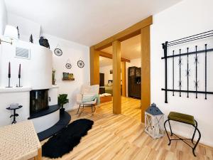 een woonkamer met open haard en houten vloeren bij Haupthaus in Troisdorf