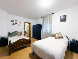 een slaapkamer met twee bedden en een spiegel bij Haupthaus in Troisdorf