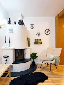 een woonkamer met open haard en een bank bij Haupthaus in Troisdorf