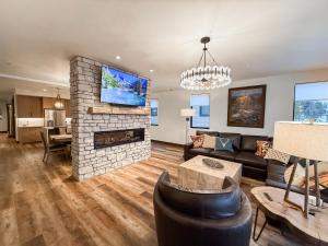 een woonkamer met een bank en een open haard bij Mountain Magnificence in Outback Mobile Home Settlement