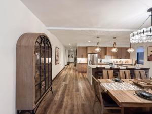 een keuken en eetkamer met een tafel en stoelen bij Mountain Magnificence in Outback Mobile Home Settlement