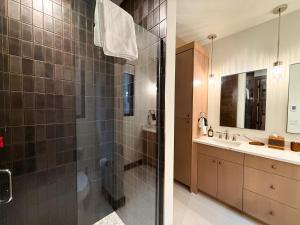 een badkamer met een douche en een wastafel bij Mountain Magnificence in Outback Mobile Home Settlement +49 foto's