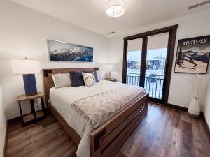 een slaapkamer met een groot bed en een balkon bij Mountain Magnificence in Outback Mobile Home Settlement