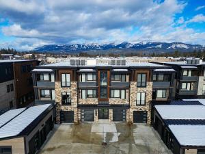 een luchtzicht op een gebouw met bergen op de achtergrond bij Mountain Magnificence in Outback Mobile Home Settlement