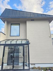 una casa con tetto nero di furano lavender house a Furano