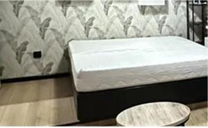 a small bed in a room with a table at Warszawska in Toruń