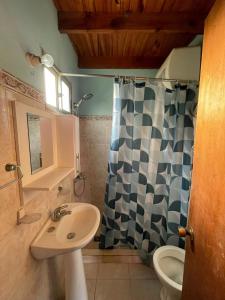 Et badeværelse på Casa La Gloria A 3 cuadras del mar + 29 billeder