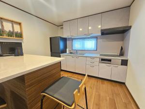 una cucina con bancone e sedia di furano lavender house a Furano Altre 18 foto