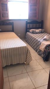 Serra dos MatõesにあるCasa para temporada - Dona Nidiaの部屋に並んで置かれた2つのベッド