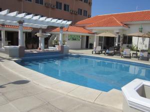 una piscina frente a un hotel en Hotel Baluarte en Veracruz