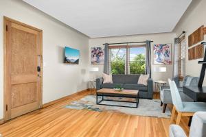 un salon avec un canapé et une table dans l'établissement Modern & Pet Friendly in Kenny – Unit 1, à Richfield