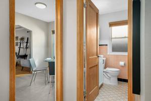 une salle de bain avec toilettes et une cuisine avec une table dans l'établissement Modern & Pet Friendly in Kenny – Unit 1, à Richfield 24 autres photos