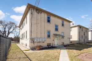 un grand bâtiment en briques dans une cour dans l'établissement Modern & Pet Friendly in Kenny – Unit 1, à Richfield
