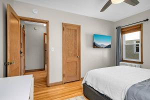 une chambre avec un lit et une fenêtre dans l'établissement Modern & Pet Friendly in Kenny – Unit 1, à Richfield
