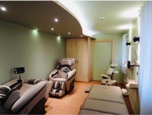 Hôtel privatisé & spa - séjour all inclusive -Adults only في Rupt-sur-Moselle: غرفة معيشة مع كرسيين في غرفة