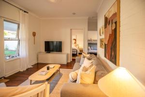 TV/trung tâm giải trí tại Charming oasis steps from the beach