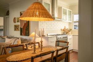 Nhà bếp/bếp nhỏ tại Charming oasis steps from the beach