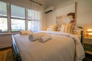 Giường trong phòng chung tại Charming oasis steps from the beach