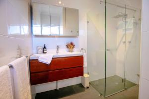 Phòng tắm tại Charming oasis steps from the beach +33 ảnh