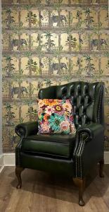 een zwarte leren bank in een kamer met een muur bij Central London Boutique Apartments in Londen