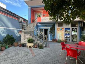 a house with a patio with a table and chairs at Chicago hotel in Fier