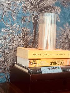 een stapel boeken bovenop een tafel bij Central London Boutique Apartments in Londen