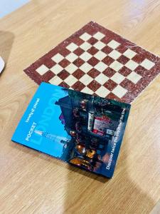 een boek op een tafel met een schaakbord bij Central London Boutique Apartments in Londen