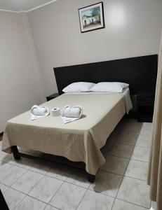 Una cama o camas en una habitación de Hostal Bless Tacna