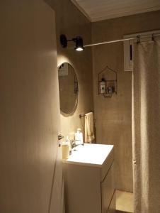 ein Badezimmer mit Waschbecken, Spiegel und Dusche in der Unterkunft Casa de montaña in Cortaderas