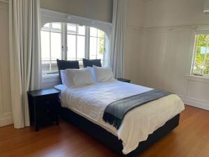 En eller flere senge i et værelse på Hilltop Hideaway Brisbane