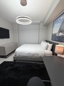 Giường trong phòng chung tại Stylish Urban 5350 Park Doral