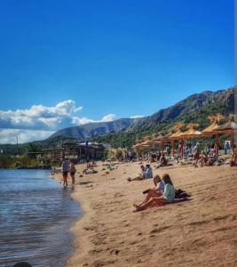 eine Gruppe von Menschen sitzt an einem Strand in der Unterkunft Casa de montaña in Cortaderas