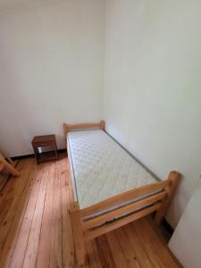 En eller flere senge i et værelse på Cabaña Bosques de Santa Elvira