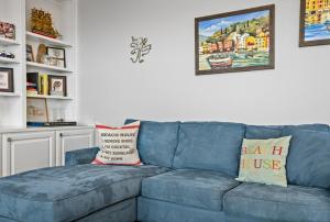 een blauwe bank in een woonkamer bij Just One More Day Home in Bolivar Beach