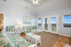 un soggiorno con divano, sedie e finestre di Lotz A View Home a Bolivar Beach Altre 47 foto