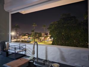 En balkon eller terrasse på L'Echappée Créole Place de la Victoire