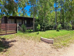 una casa con una valla delante de un patio en Complejo Mirando el Cerro, en Punta Colorada