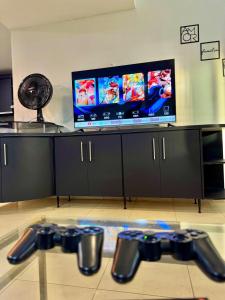 ein Zimmer mit einem Fernseher und einer Menge Fernbedienungen in der Unterkunft Sobrado no centro da Cidade in Palmas